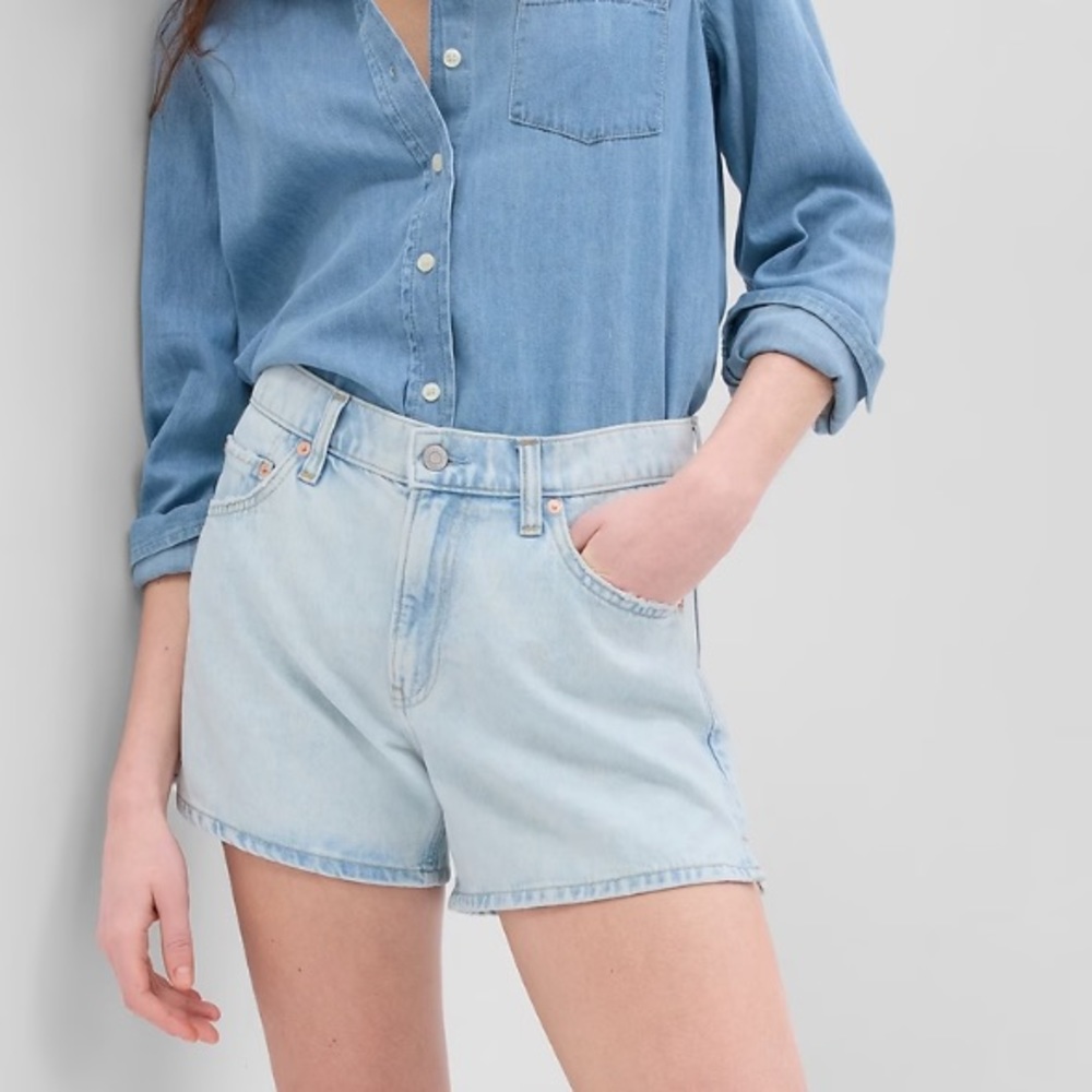 NWT- GAP 4" Low Rise Stride Denim Shorts Size 30